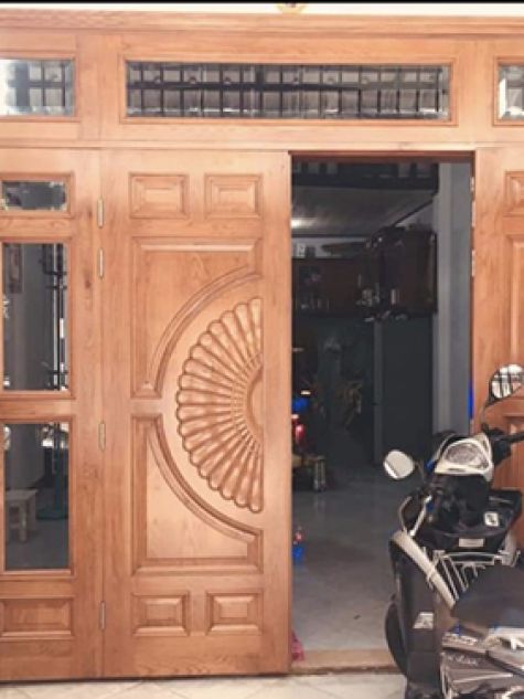 Cửa gỗ tự nhiên 2 cánh có kiến phía trên và 2 bên mẫu CG52